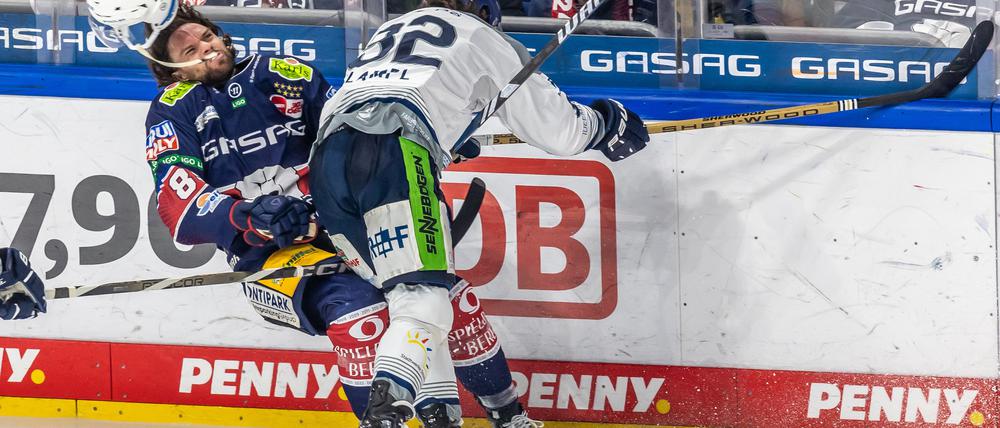 Rüder Check. Berlins Boychuk (l.) wird von Cody Lampl attackiert, der Straubinger musste danach das Eis verlassen.