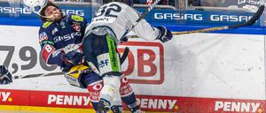 Rüder Check. Berlins Boychuk (l.) wird von Cody Lampl attackiert, der Straubinger musste danach das Eis verlassen.