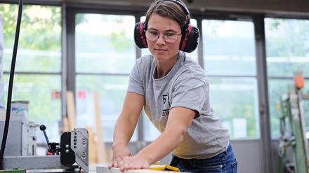 Hanna S., 29 Jahre, ist im 2. Lehrjahr in Ausbildung zur Tischlerin bei der Holz und Raum GmbH Berlin.