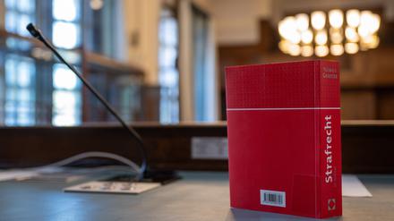 Das Gesetzbuch „Strafrecht“ steht auf einem Tisch in einem Verhandlungssaal im Kriminalgericht Moabit.