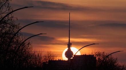 Berlin: Die Sonne geht hinter dem Fernsehturm unter. Der wärmste März seit Messbeginn folgt auf den wärmsten Februar.