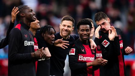 Trainer Xabi Alonso (Mitte) steht mit Bayer Leverkusen kurz vor dem Gewinn der ersten Meisterschaft.