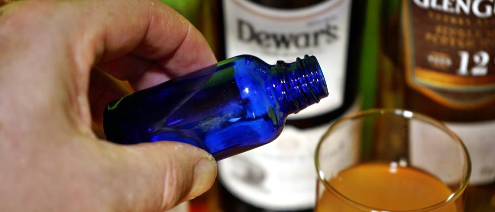 KO-Tropfen werden in ein Glas geschüttet. (Symbolbild)