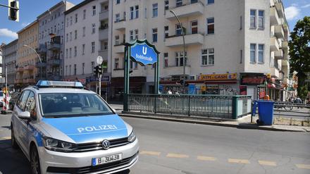 Über die Hermannstraße in Berlin-Neukölln floh ein Verdächtiger in der Nacht zum Dienstag vor Einsatzkräften der Polizei.