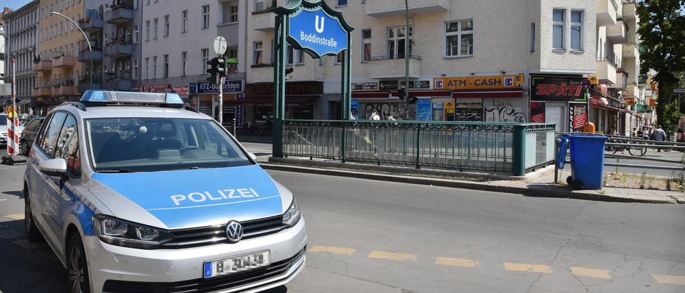 Über die Hermannstraße in Berlin-Neukölln floh ein Verdächtiger in der Nacht zum Dienstag vor Einsatzkräften der Polizei.