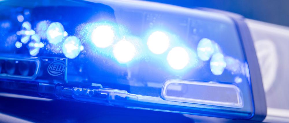 ARCHIV - 15.05.2019, Bayern, Dachau: Ein Blaulicht leuchtet an einer Polizeistreife. (zu dpa: «Urlauber aus NRW leblos in Fluss in Oberfranken gefunden») Foto: Lino Mirgeler/dpa +++ dpa-Bildfunk +++