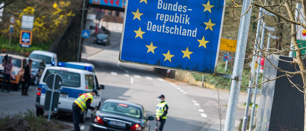 Beamte der Bundespolizei kontrollieren ein französisches Fahrzeug, das von Petite-Rossell (Frankreich) nach Grossrosseln fahren will.
