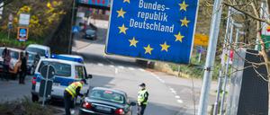 Beamte der Bundespolizei kontrollieren ein französisches Fahrzeug, das von Petite-Rossell (Frankreich) nach Grossrosseln fahren will.