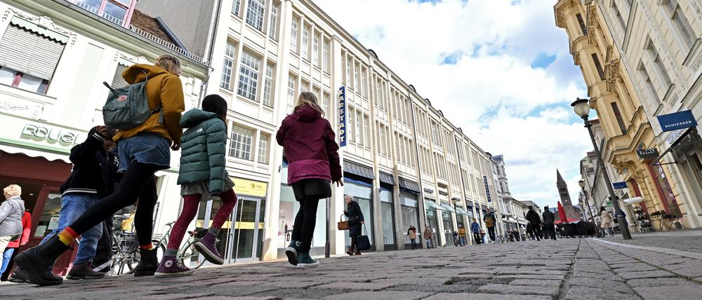Potsdam, 02.04.2024, Lokales, Galeria Karstadt Kaufhof, GALERIA Potsdam Stadtpalais, Galeria-Karstadt-Kaufhof-Filiale in der Brandenburger Straße, Brandenburger Strasse, Foto: Ottmar Winter PNN ACHTUNG: Foto ist ausschließlich für redaktionelle Berichterstattung der PNN und des TGSP! Eine kommerzielle Nutzung, z.B. Werbung, ist ausgeschlossen. Die Weitergabe an nicht autorisierte Dritte, insbesondere eine weitergehende Vermarktung über Bilddatenbanken, ist unzulässig.