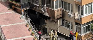 Blick auf ein 13-stöckiges Gebäude, in dem ein Feuer ausgebrochen ist, in Istanbul am 02. April 2024.