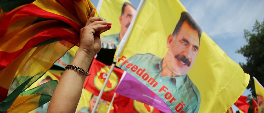 Kurden schwenken am im September 2016 in Köln auf einer Kundgebung Fahnen mit dem Konterfei des PKK-Gründers Abdullah Öcalan.