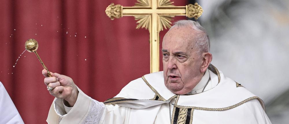Papst Franziskus segnet die Gläubigen mit Weihwasser bei der Ostermesse auf dem Petersplatz.
