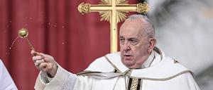 Papst Franziskus segnet die Gläubigen mit Weihwasser bei der Ostermesse auf dem Petersplatz.