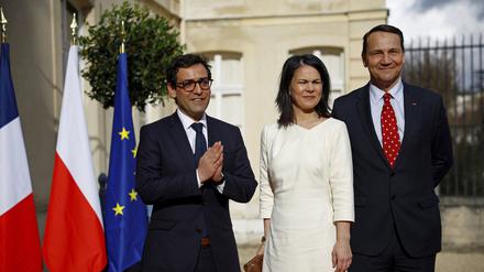 Die Außenminister des Weimarer Dreiecks hier im Februar in Paris: Stephane Sejourne (l.-r.), Außenminister von Frankreich, Annalena Baerbock (Bündnis 90/Die Grünen), Außenministerin von Deutschland, und Radoslaw Sikorski, Außenminister von Polen.