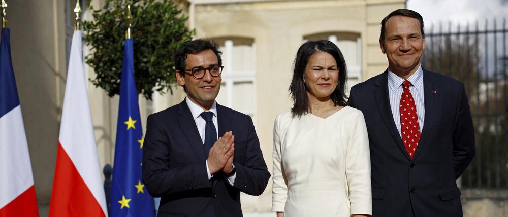 Die Außenminister des Weimarer Dreiecks hier im Februar in Paris: Stephane Sejourne (l.-r.), Außenminister von Frankreich, Annalena Baerbock (Bündnis 90/Die Grünen), Außenministerin von Deutschland, und Radoslaw Sikorski, Außenminister von Polen.