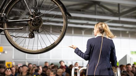 Blick auf ein aufgehängtes Fahrrad während einer Versteigerung.