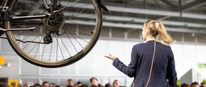 Blick auf ein aufgehängtes Fahrrad während einer Versteigerung.