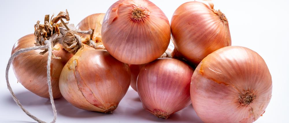 Rosa, knackig, würzig-süß: Oignons de Roscoff schmecken auch roh.