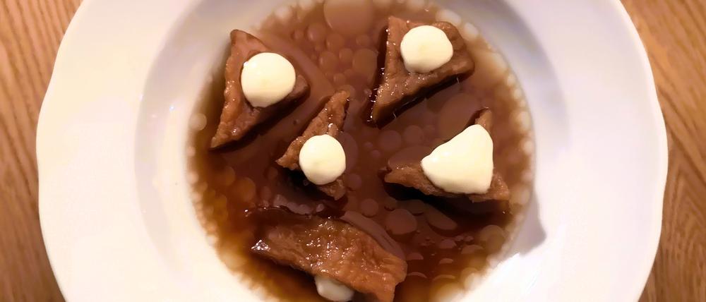 Wunderbar fleischige Bissen: Kohlrabi, Molke und Huhn.