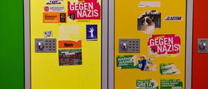 Aufkleber unter anderen mit politischen Botschaften gegen Rechtsextremismus beschmücken die Schließfächer der Schüler in der Fichtenberg-Oberschule im Berliner Stadtteil Steglitz.