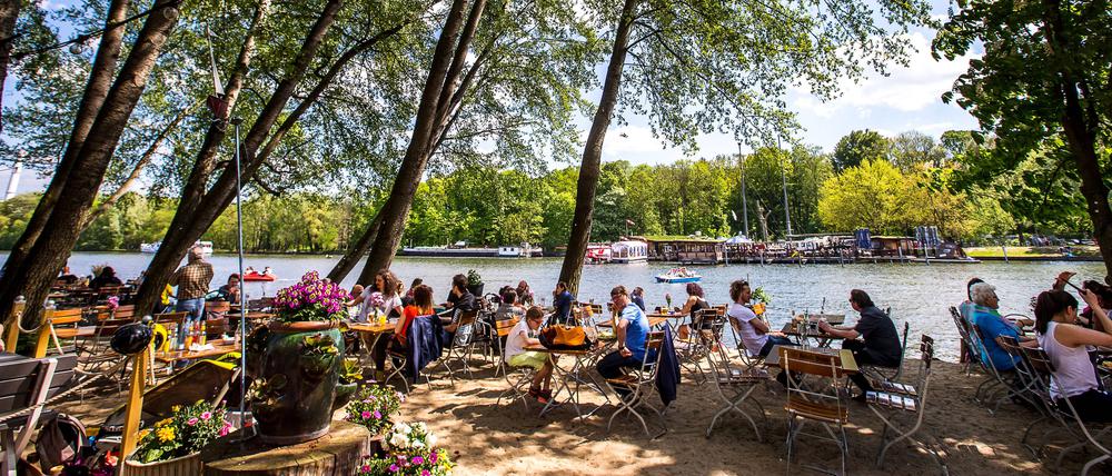 Der Inselgarten in Treptow ist im Frühling und Sommer ein sehr beliebter Biergarten.