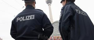 Polizisten auf dem Berliner Alexanderplatz.