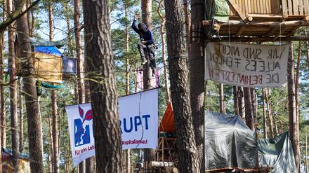 Protestcamp der Initiative «Tesla stoppen» in einem Kiefernwald nahe der Tesla-Gigafactory Berlin-Brandenburg. 