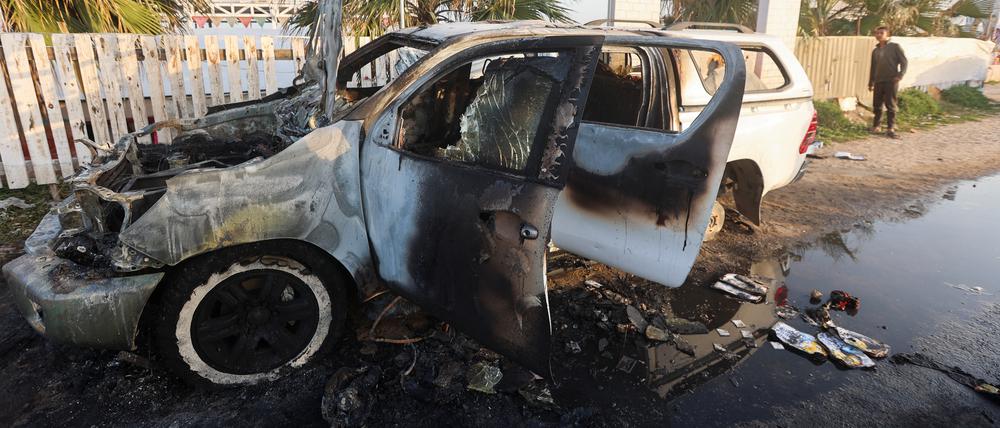 Ein in Gaza getroffenes Auto eines Hilfskonvois.
