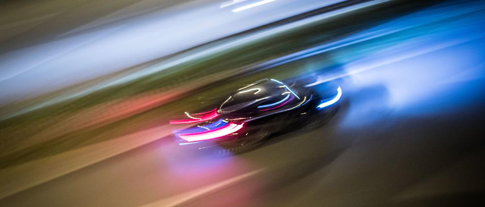 Zu Lichtspuren verwischt sind die Fahrzeuge auf der Autobahn 661. 