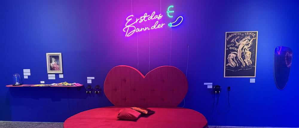 Ein großes, bequemes Bett in Herzform: Ein Teil der Ausstellung „With Legs Wide Open“.