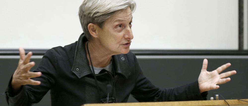 Nachdenken über Gewalt. Judith Butler bei ihrer Vorlesung „Interpreting Non-Violence“ im schweizerischen Fribourg.