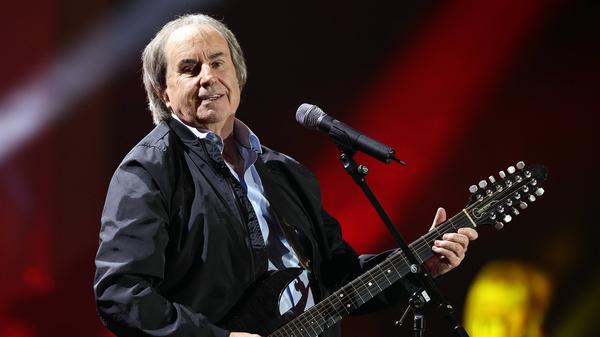 Vorne ist der Haarhelm schon etwas schütter, aber sonst ist er ganz der Alte: Chris de Burgh.