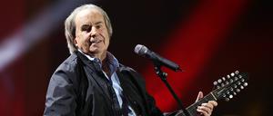 Vorne ist der Haarhelm schon etwas schütter, aber sonst ist er ganz der Alte: Chris de Burgh.
