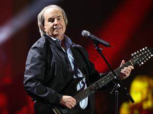 Vorne ist der Haarhelm schon etwas schütter, aber sonst ist er ganz der Alte: Chris de Burgh.