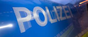 ILLUSTRATION - 30.11.2023, Baden-Württemberg, Stuttgart: Das Wort Polizei ist im Rahmen eines Fototermins auf der Karosserie eines Polizeifahrzeugs zu sehen (gestellte Szene, Wischeffekt durch Langzeitbelichtung). Die Polizei sucht die unbekannten Täter, die in Haltern am See in drei Kirchen Opferstöcke aufgebrochen und Geld gestohlen haben. (zu dpa: «Stadtbahn-Fahrgast bei Unfall verletzt») Foto: Marijan Murat/dpa +++ dpa-Bildfunk +++