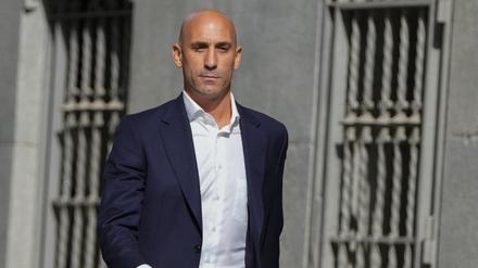 Luis Rubiales (r), ehemaliger Präsident des spanischen Fußballverbands, vor dem Nationalen Gerichtshof in Madrid. 