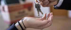 Ein Makler uebergibt einen Schluessel an den neuen Mieter einer Wohnung in Berlin, 06.04.2023. Berlin Deutschland *** An estate agent hands over a key to the new tenant of an apartment in Berlin, 06 04 2023 Berlin Germany Copyright: xSebastianxRau/photothek.dex