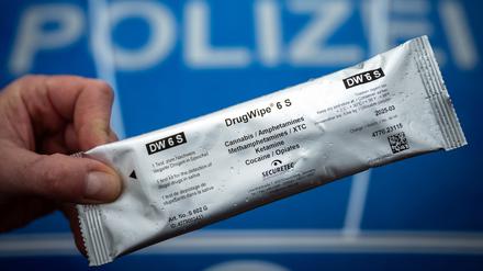 22.03.2024, Brandenburg, Trebbin: Ein Polizeibeamter hält während einer Verkehrskontrolle an der Berliner Straße ein Testkit «DrugWipe 6 S» zum Testen von Verkehrsteilnehmern auf Cannabis, Amphetamine, XTC, Ketamine, Kokain und Opiaten. Der Bundesrat hatte am 22. März den Weg zur Teil-Legalisierung von Cannabis zum 1. April freigemacht. Foto: Soeren Stache/dpa +++ dpa-Bildfunk +++
