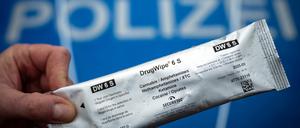 22.03.2024, Brandenburg, Trebbin: Ein Polizeibeamter hält während einer Verkehrskontrolle an der Berliner Straße ein Testkit «DrugWipe 6 S» zum Testen von Verkehrsteilnehmern auf Cannabis, Amphetamine, XTC, Ketamine, Kokain und Opiaten. Der Bundesrat hatte am 22. März den Weg zur Teil-Legalisierung von Cannabis zum 1. April freigemacht. Foto: Soeren Stache/dpa +++ dpa-Bildfunk +++
