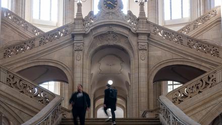 Menschen gehen auf der Treppe in der Eingangshalle im Kriminalgericht Moabit.