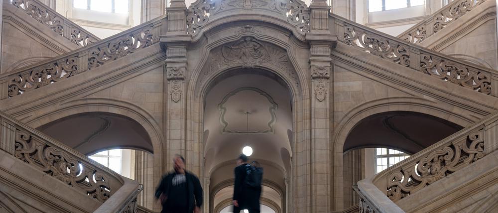 Menschen gehen auf der Treppe in der Eingangshalle im Kriminalgericht Moabit.