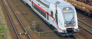 Ein InterCity der zweiten Generation während einer Testfahrt in Magdeburg (Sachsen-Anhalt)