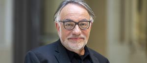 Natan Sznaider, Autor des für den Deutschen Sachbuchpreis nominierten Buchs „Fluchtpunkte der Erinnerung. Über die Gegenwart von Holocaust und Kolonialismus“, kommt zur Preisverleihung. Der mit insgesamt 42 500 Euro dotierte Preis will in deutscher Sprache verfasste, nicht-fiktionale Bücher prämieren.