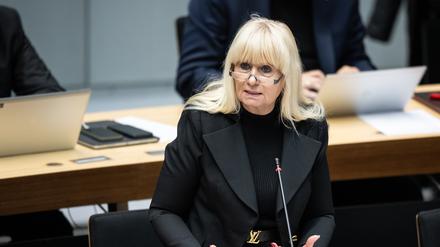 ARCHIV - 07.03.2024, Berlin: Iris Spranger (SPD), Berliner Senatorin für Inneres und Sport, spricht im Abgeordnetenhaus. (zu dpa: «Unbekannte beschmieren Wahlkreisbüro der Innensenatorin Spranger») Foto: Hannes P. Albert/dpa +++ dpa-Bildfunk +++