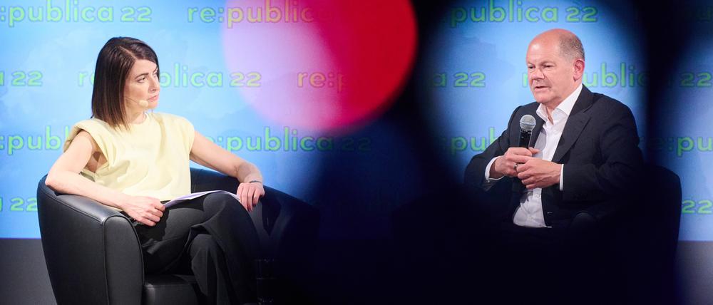 Bundeskanzler Olaf Scholz (SPD) spricht mit Linda Zervakis auf der re:publica 2022 über Digitalpolitik in der Zeitenwende. 