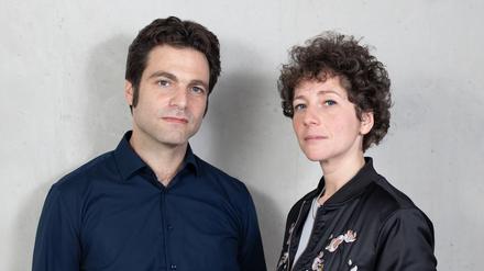 Die Autor*innen Ofer Waldman und Sasha Marianna Salzmann haben sich nach dem Terrorangriff der Hamas vom 7. Oktober über jüdisches Leben ausgetauscht und über ihren Alltag in Israel und Mitteleuropa. Ihr Buch "Gleichzeit" erscheint bei Suhrkamp. 