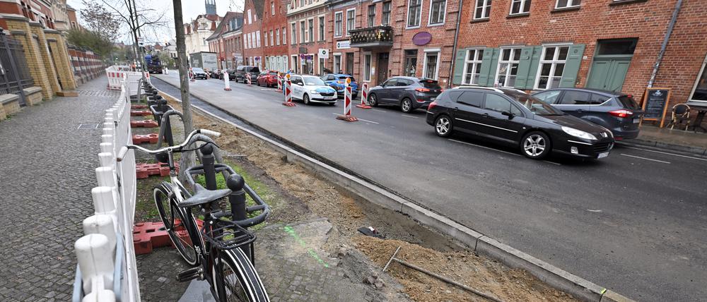 Bauarbeiten für neuen Radweg auf der Straße in der Kurfürstenstraße.