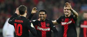 Leverkusens Florian Wirtz (l-r), Leverkusens Amine Adli und Leverkusens Granit Xhaka jubeln nach dem Tor zum 3:0.