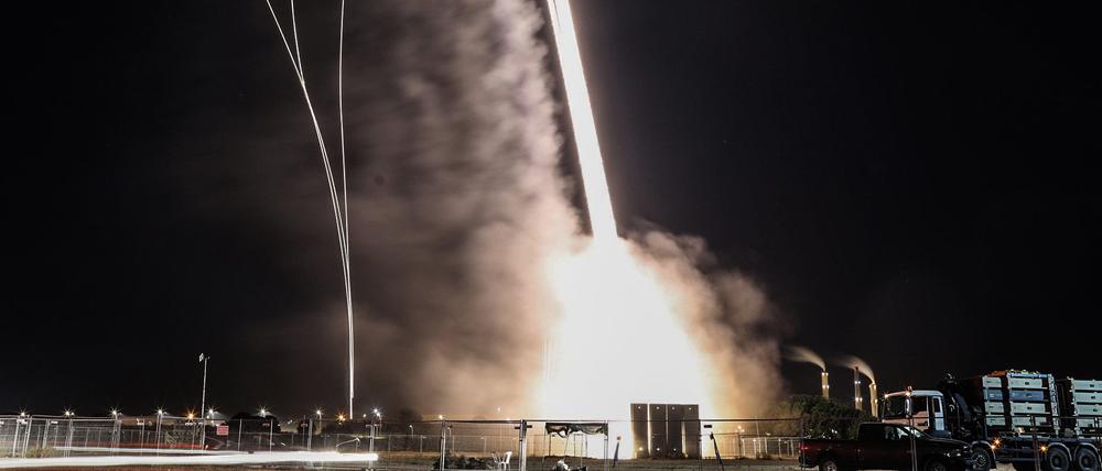 Luftabwehrraketen werden vom israelische Luftabwehrsystem Iron Dome abgefeuert.