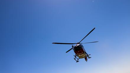 ARCHIV - 23.04.2021, Baden-Württemberg, Ihringen: Ein Rettungshubschrauber setzt zur Landung an. (zu dpa: «Sturz in die Tiefe: 20-Jähriger stirbt am Watzmann») Foto: Philipp von Ditfurth/dpa +++ dpa-Bildfunk +++